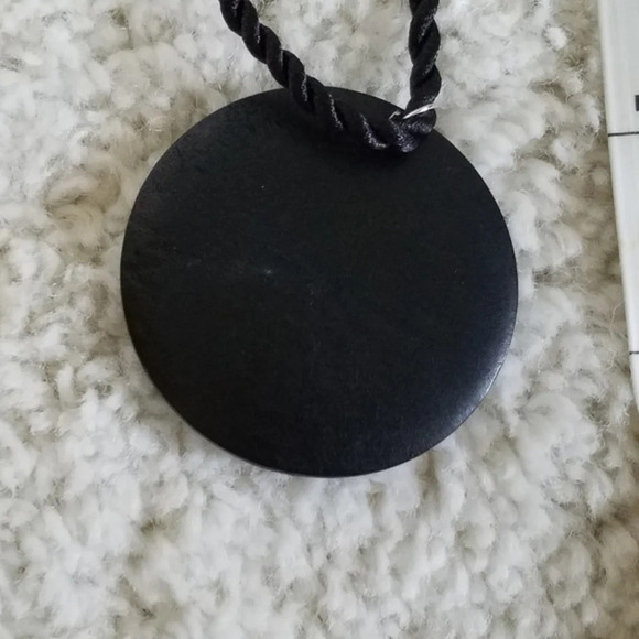 Sunflower Black Pendant‎ Necklace - Picture 3 of 8